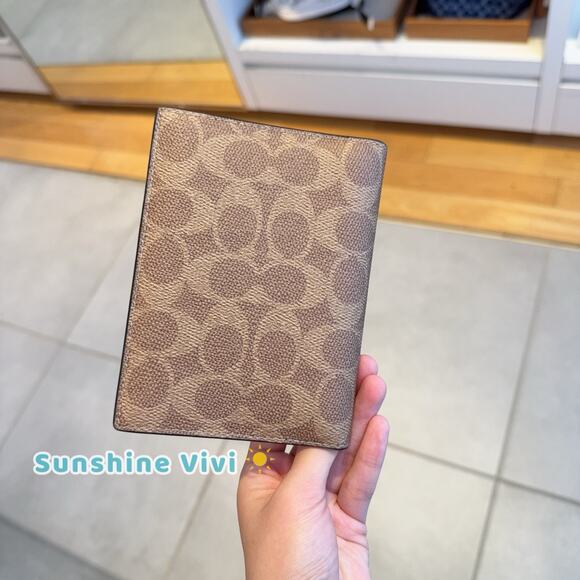NWT Coach Passport Case Case In Signature Canvas CW170 Tan/Black - Picture 4 of 4